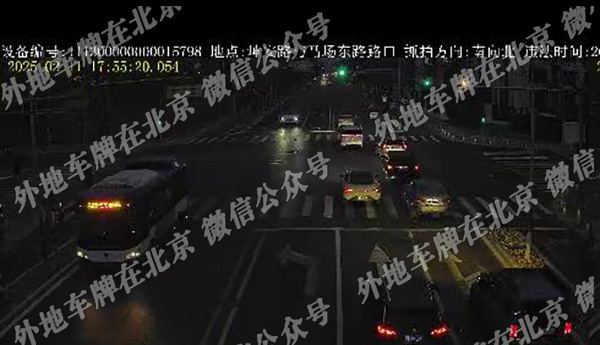 马场东路和坤安路路口南向北.jpg